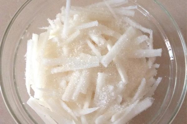 白萝卜拌山楂糕的做法图解1