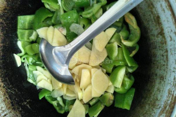 土豆炒辣椒的做法图解3