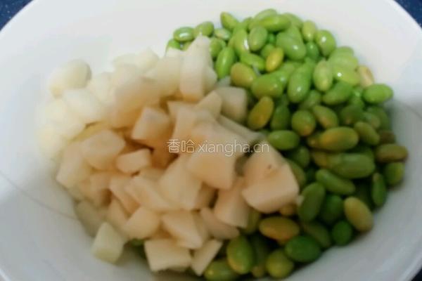 冬菇馬蹄炒毛豆的做法图解1