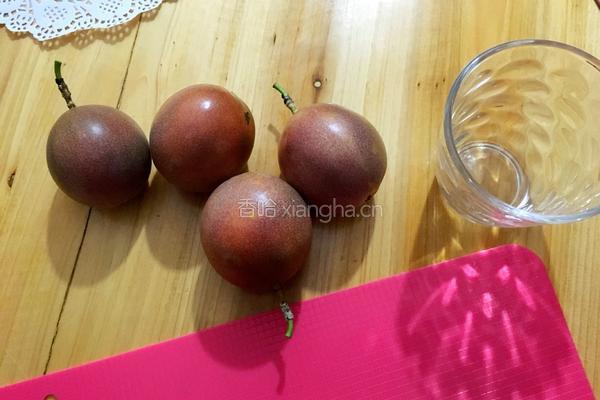 百香果蜂蜜汁的做法图解1