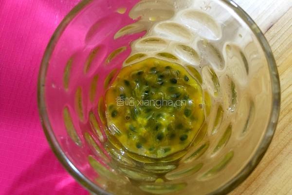 百香果蜂蜜汁的做法图解3