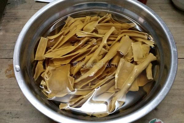 鸭肉笋干汤的做法图解1