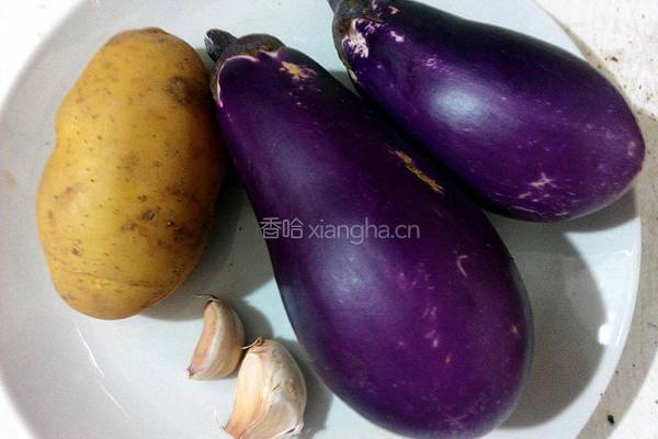 土豆炖圆茄子的做法图解1
