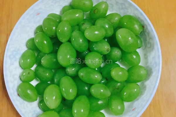 香蕉青提沙拉的做法图解2