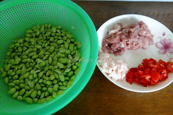 毛豆肉丁的做法图解1