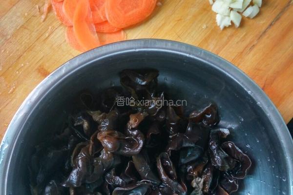 西兰花炒木耳的做法图解2