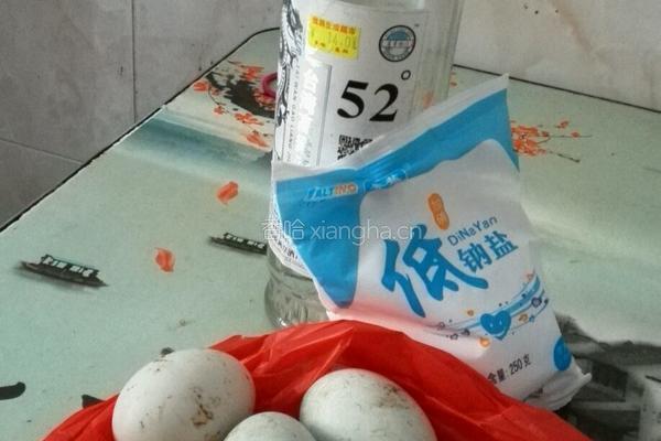 自制咸蛋的做法图解1