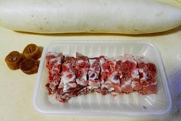 白萝卜排骨汤的做法图解1