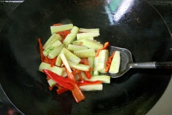 青瓜红椒炒油豆腐的做法图解3