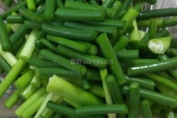 肉片炒蒜薹的做法图解1