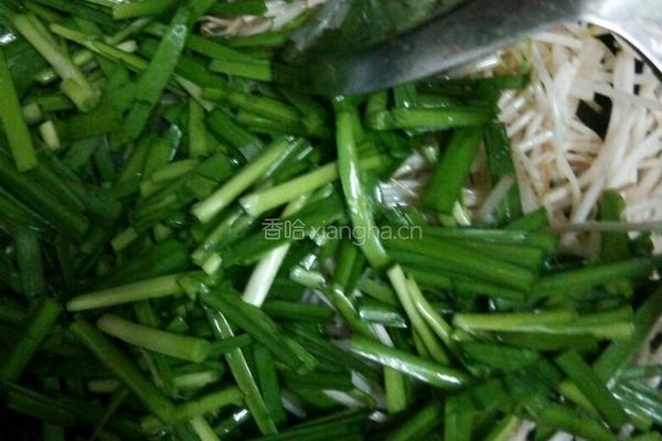 绿豆芽炒韭菜的做法图解4
