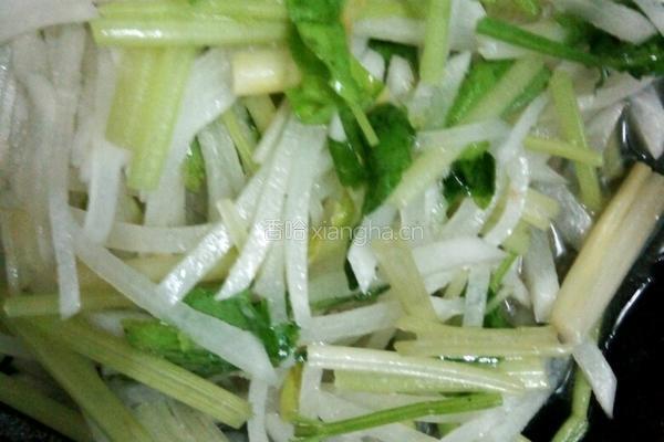 白萝卜炒芹菜肉丝的做法图解6