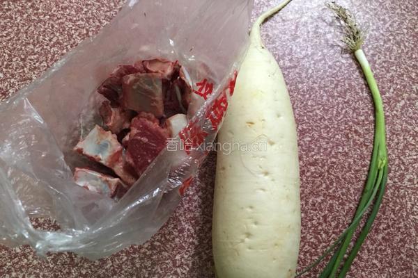 排骨炖白萝卜汤的做法图解1
