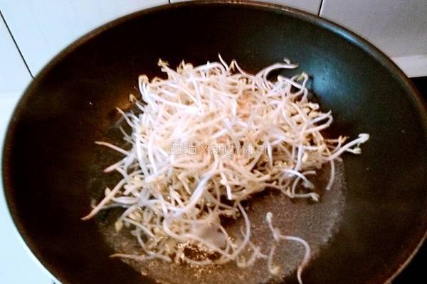  凉拌绿豆芽的做法图解5