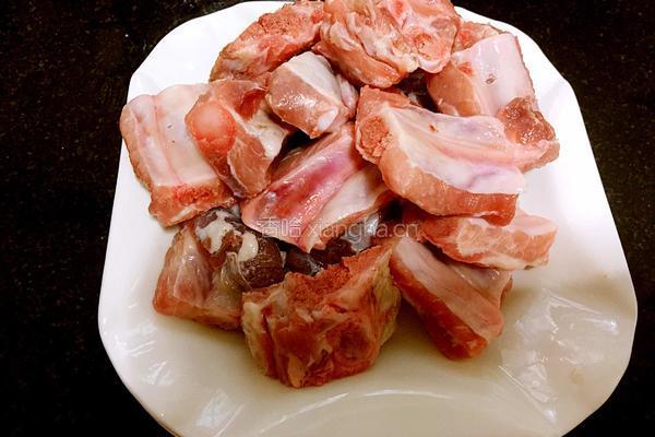 胡萝卜玉米炖排骨的做法图解1