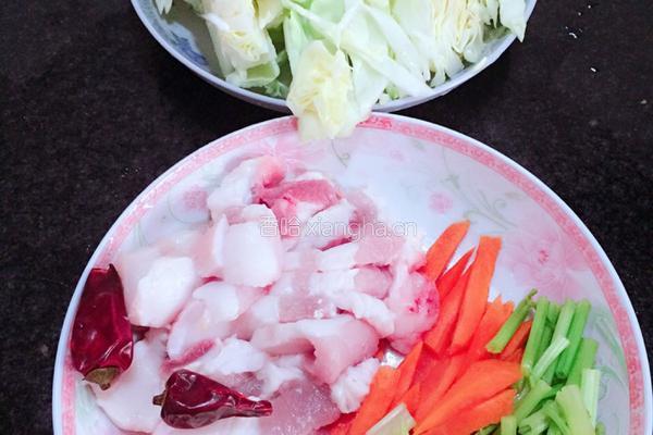 卷心菜炒五花肉的做法图解2