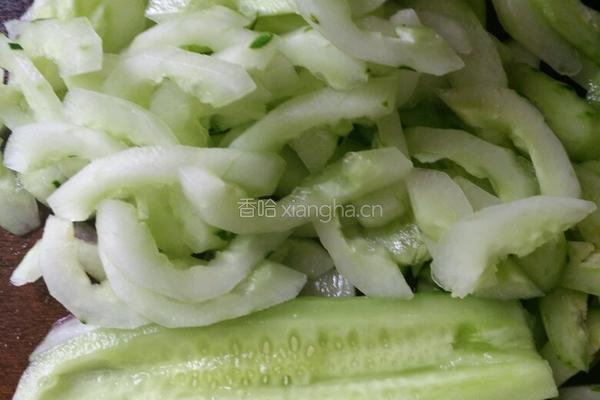 黄瓜炒肉的做法图解1