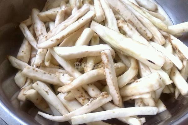 青椒西红柿炒茄子的做法图解1