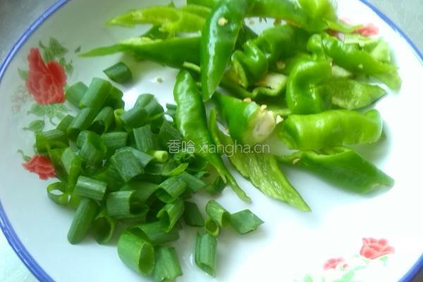 青椒西红柿炒茄子的做法图解3