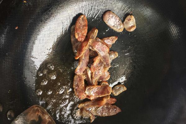 蒜苗炒腊肠的做法图解5