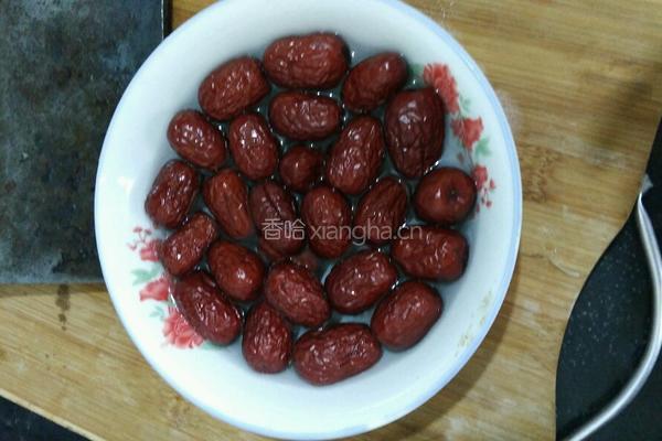 红枣龙眼排骨汤的做法图解1