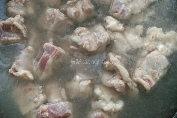 红枣龙眼排骨汤的做法图解3