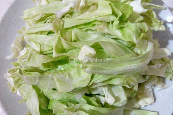 卷心菜炒肉的做法图解1