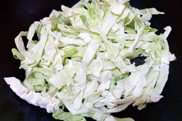 卷心菜炒肉的做法图解4
