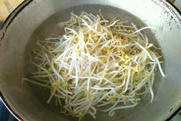 凉拌绿豆芽的做法图解1