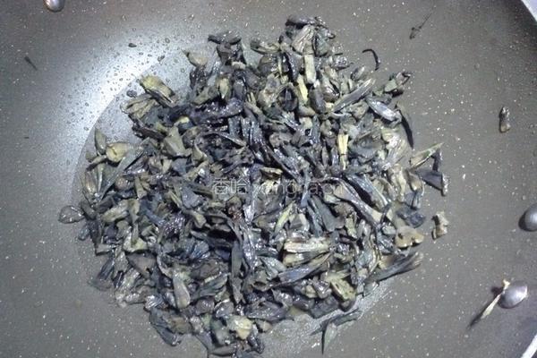 青椒炒干巴菌的做法图解4