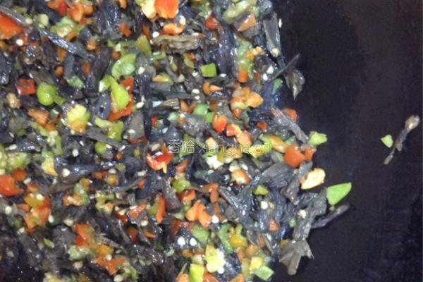 青椒炒干巴菌的做法图解6