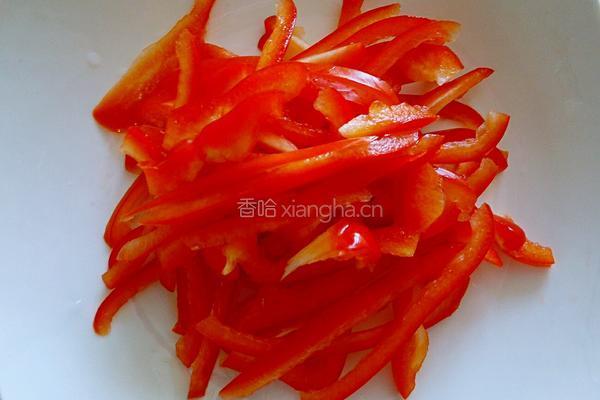红彩椒炒胡椒鸡丝的做法图解1