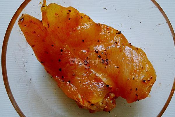 红彩椒炒胡椒鸡丝的做法图解2