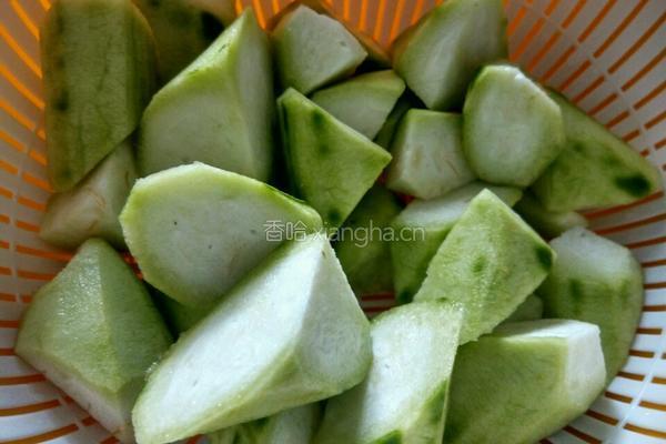 鲜荔枝炒丝瓜的做法图解2