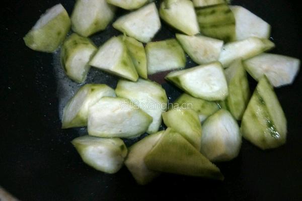 鲜荔枝炒丝瓜的做法图解3
