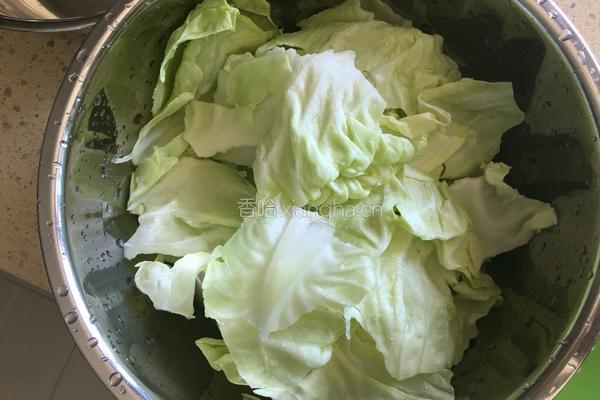 凉拌木耳卷心菜的做法图解2