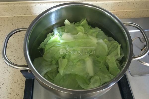 凉拌木耳卷心菜的做法图解3