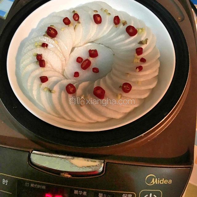淋上少许油，冷水上锅蒸约15分钟
