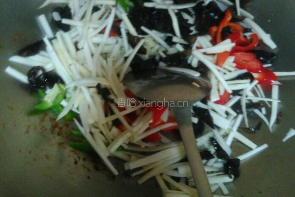 茭白炒肉丝木耳的做法图解3