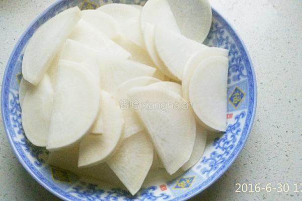 白萝卜排骨汤的做法图解2