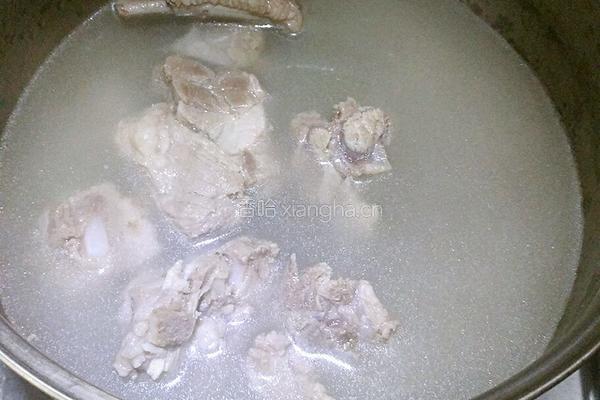 白萝卜排骨汤的做法图解3