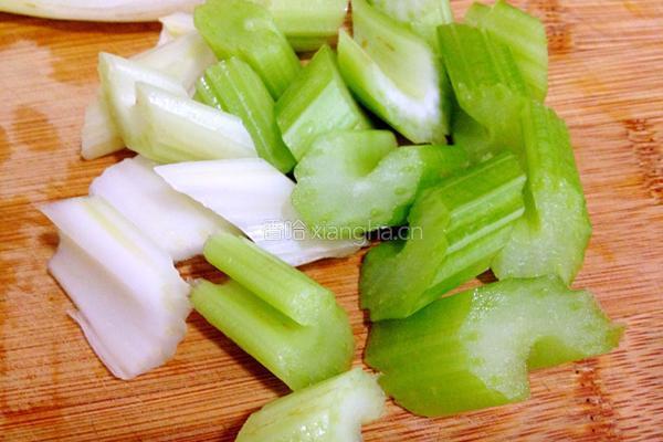海鲜丸子炒芹菜的做法图解2