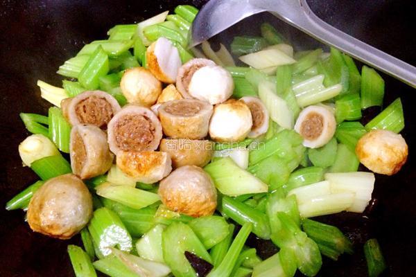 海鲜丸子炒芹菜的做法图解9