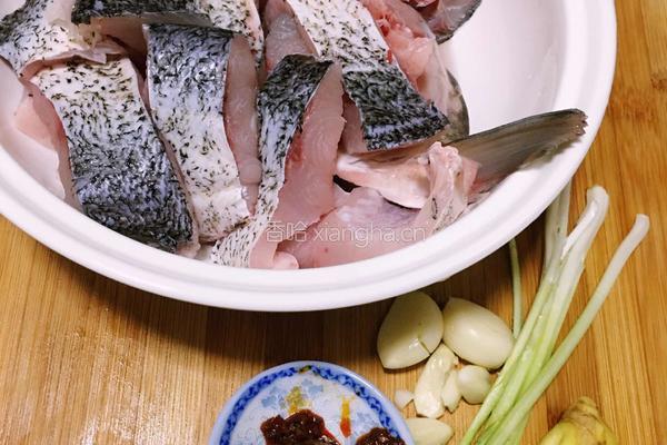 红烧鲢鱼块的做法图解1