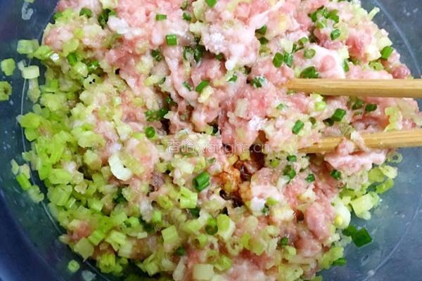 猪肉芹菜饺子的做法图解2