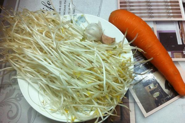 红萝卜炒绿豆芽的做法图解1