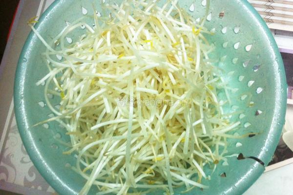 红萝卜炒绿豆芽的做法图解3