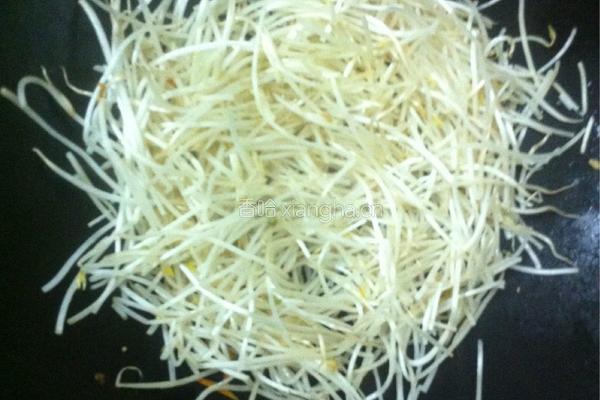 红萝卜炒绿豆芽的做法图解5