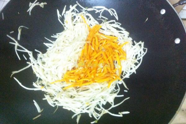 红萝卜炒绿豆芽的做法图解6
