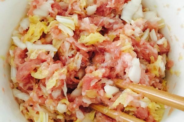 白菜肉饺的做法图解1
